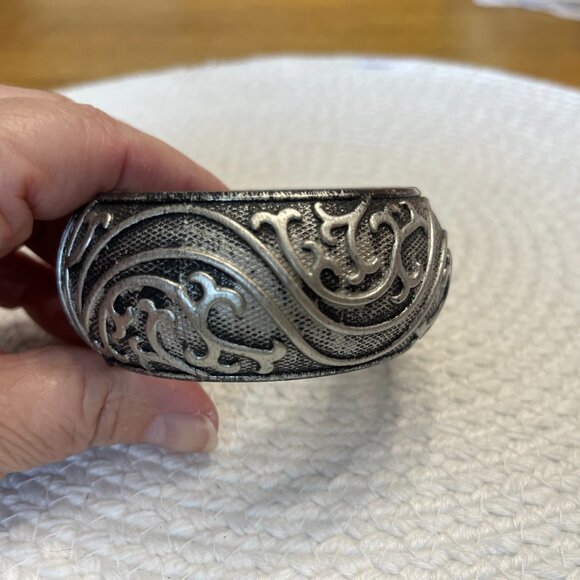 SILVER & BLACK Tone Interesting Plastic Bangle Hinged Bracelet (GUC) #963D - Picture 2 of 3